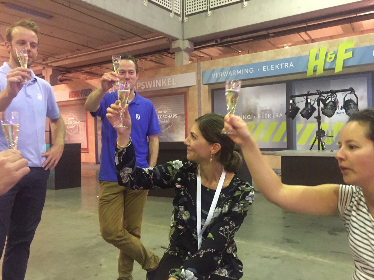 Proost! Op de goede afloop van <a href="/elektro2017/">elektro2017</a> samen met de crew van <a href="/PhilipsNL/">Philips Nederland</a> @PhilipsLightNL