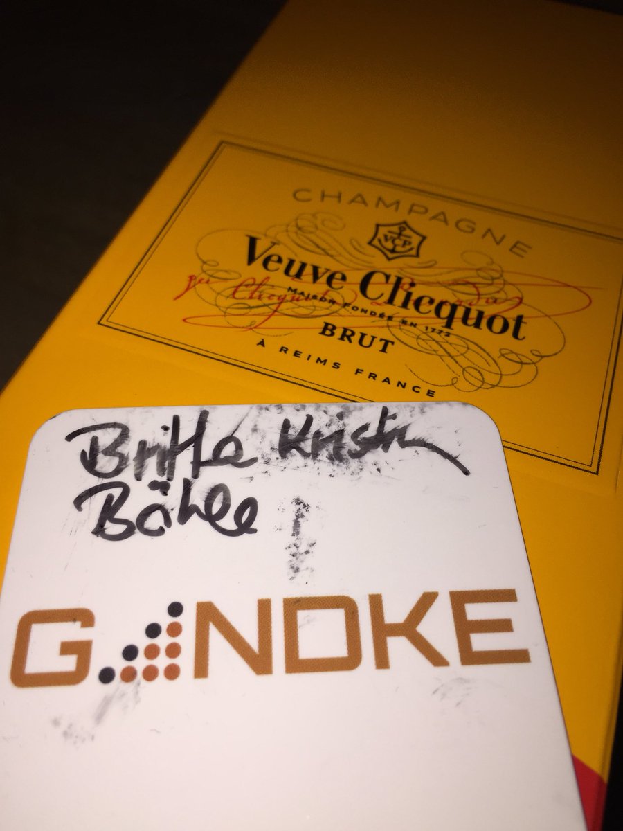 HURRA: wir haben eine Gewinnerin! 😀💛😀 @BrittaKristin freut sich über was zu Trinken #champagner! #OMPForum3