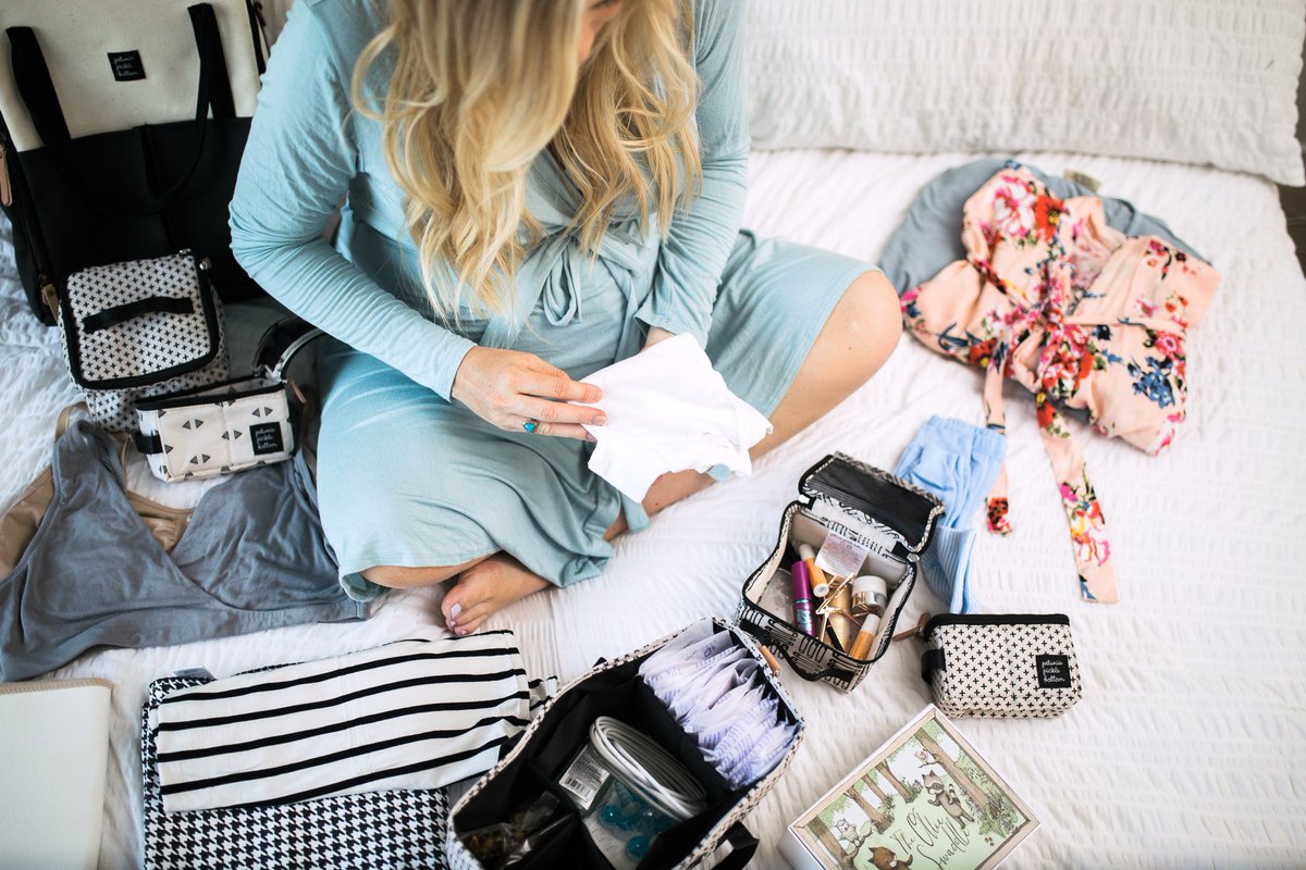 Hospital bag must-haves from a second time mama! raspberryglow.com/2017/09/20/wha…