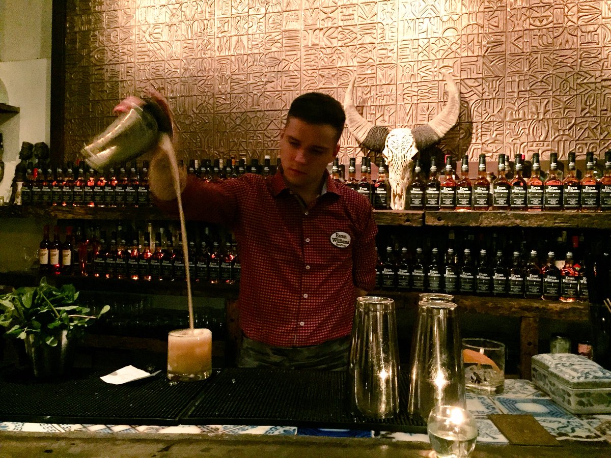 drinksbymarazzi's tweet photo. Hermosa noche americana el lanzamiento del bourbon #EvanWilliams https://t.co/owlH8jeI2S