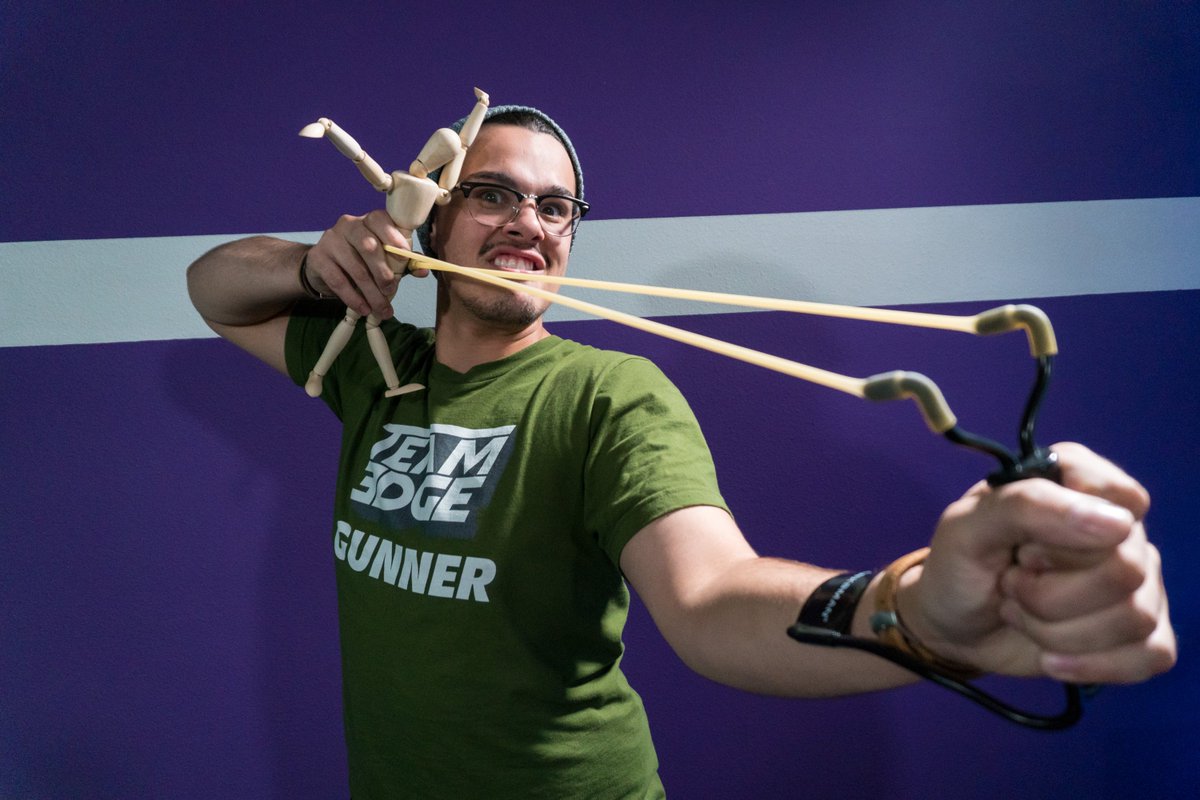 Hi5FailTime's tweet photo. How much is @GunGomz going to hurt his hand by attempting this? 😅 https://t.co/P6dOJQVsa5