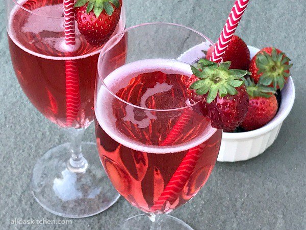 alidaskitchen's tweet image. Apple Cider Vinegar Berry Sparkler #recipe w/ @PompeianOils for what's… alidaskitchen.com/2017/09/28/app…