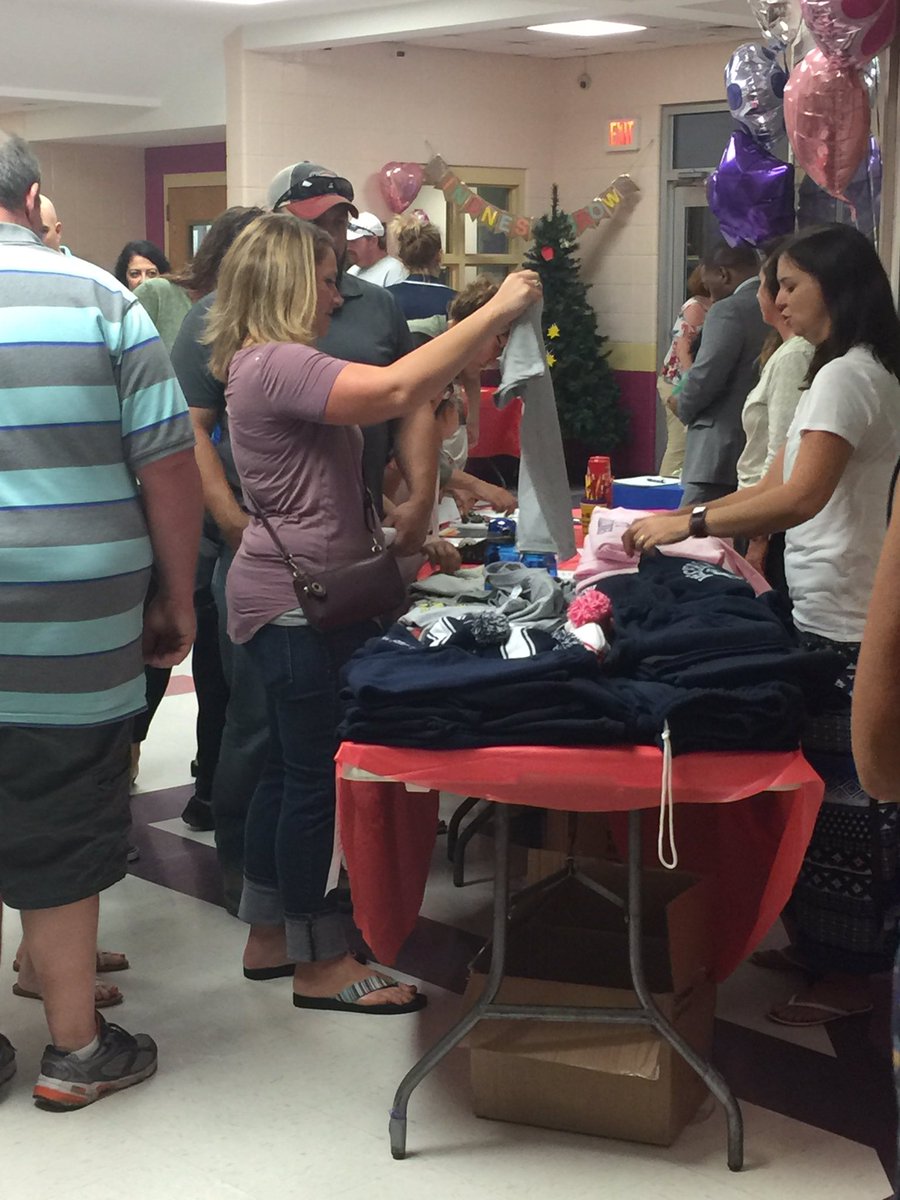 LAOrr23's tweet photo. Open House at Springbrook #bulldogEd https://t.co/FCkFKvNlAV