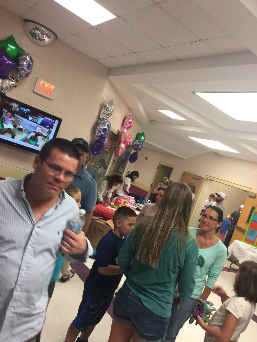 LAOrr23's tweet photo. Open House at Springbrook #bulldogEd https://t.co/FCkFKvNlAV