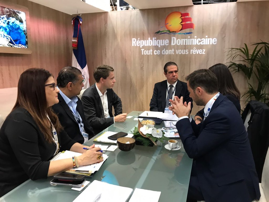 FcoFiguereo's tweet photo. Pocas fuerzas humanas son tan poderosas como una visión compartida @LuisECamilo Pte de @JAC_RD en #topresa2017 junto @MTurismoRD y @VINCI https://t.co/fLGj7RkD72