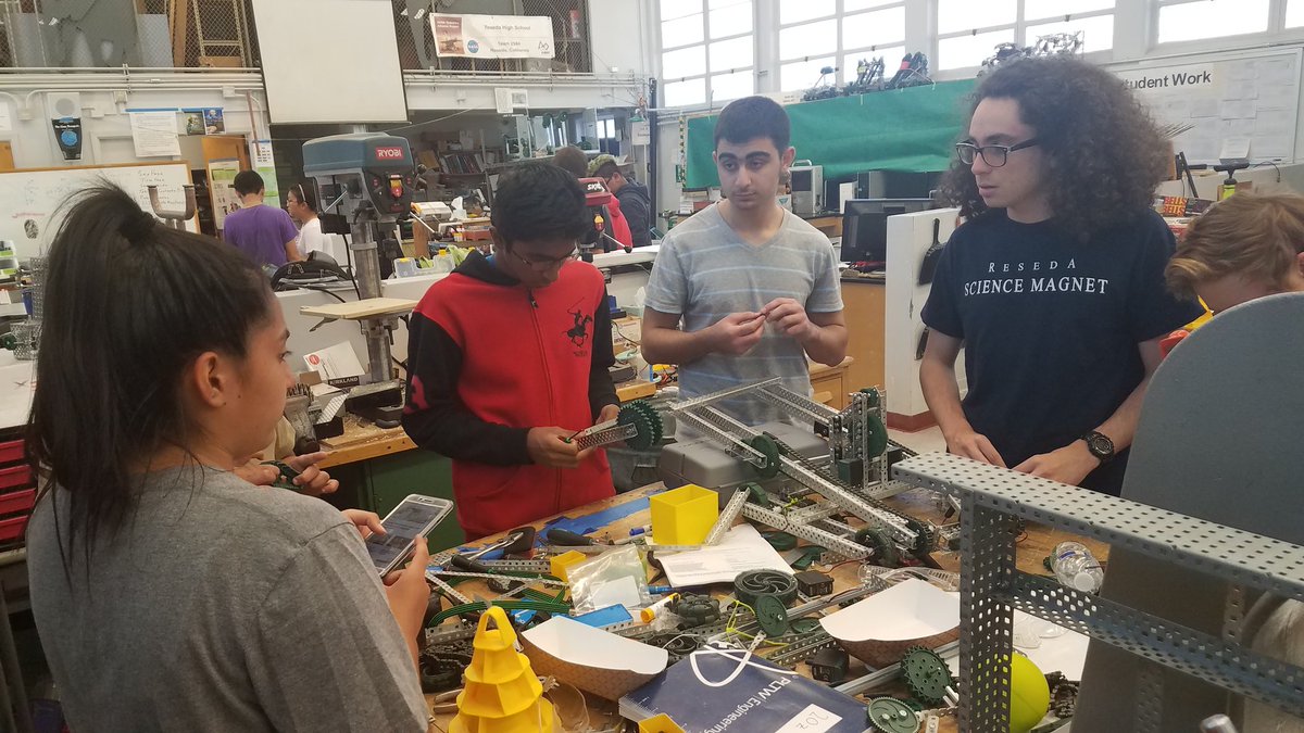 ResedaRobotics's tweet photo. Team 20Z is having a productive day. They are making lots of progress and should be ready soon. #robotics #robots #reseda https://t.co/QTnEq00tWw