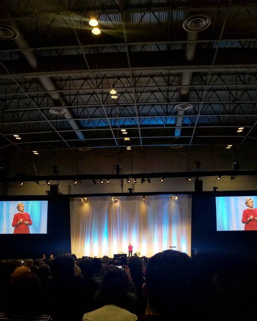 MGraceEgan's tweet photo. Hi Hill ππ» @hillaryclinton #hillaryintoronto https://t.co/qd9vY6drS3 https://t.co/EStAlKa730