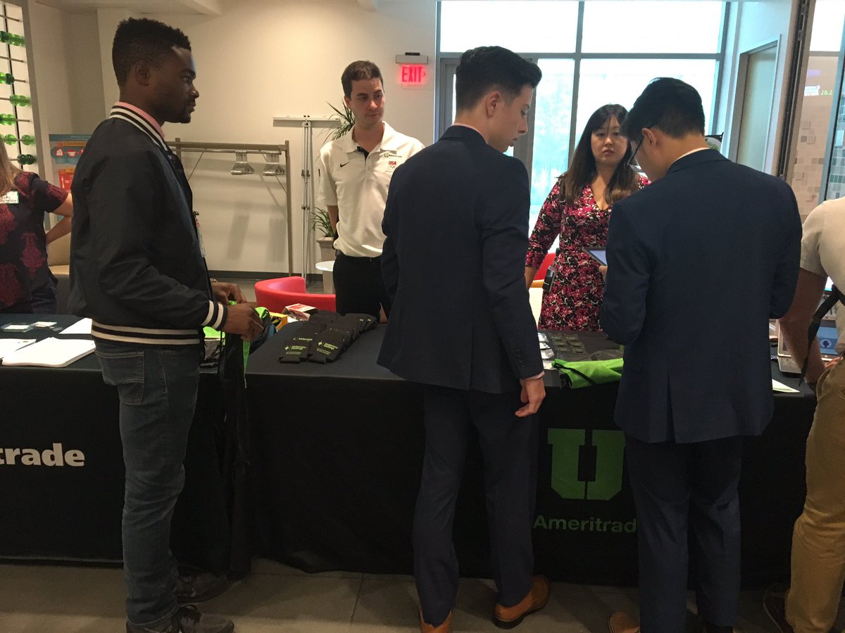tizgreen's tweet photo. College students are lining up to learn more about a #career at @TDAmeritrade & to hear @TDAJJKinahan speak about the #TOSChallenge https://t.co/DAk7ylDXxQ