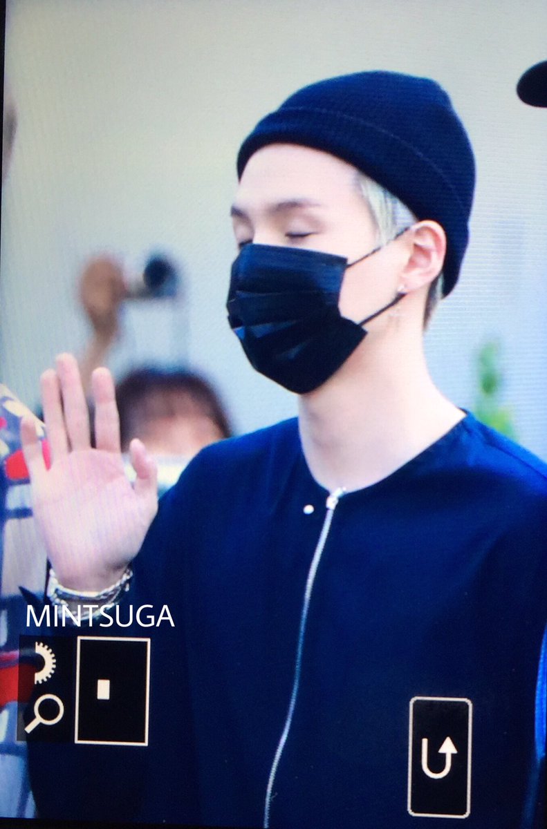 MINTSUGA_0309's tweet photo. 170929 뮤뱅출근2
 #방탄소년단 #슈가 #SUGA #BTS @BTS_twt https://t.co/iMgoAujpfu