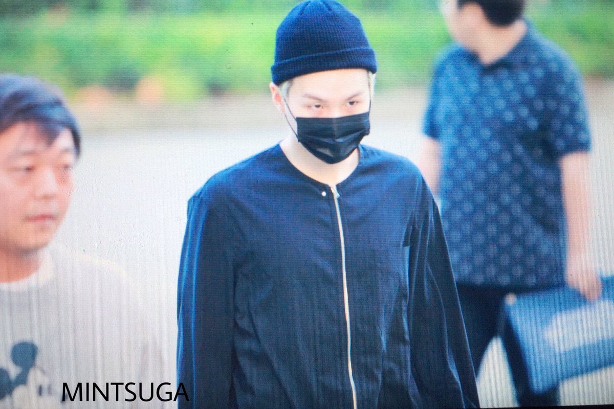 MINTSUGA_0309's tweet photo. 170929 뮤뱅출근
 #방탄소년단 #슈가 #SUGA #BTS @BTS_twt https://t.co/NyZtZ7dli2