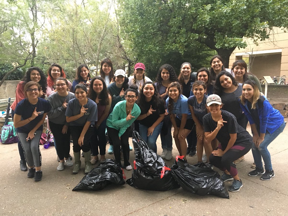 UNT_KDChi's tweet photo. KDChi Adopt A Block π§ Working hard to give back to the community πͺπ» #kdchi #alphaupsilon #unitedthroughserviceπ§π https://t.co/1OFlaS9yiJ