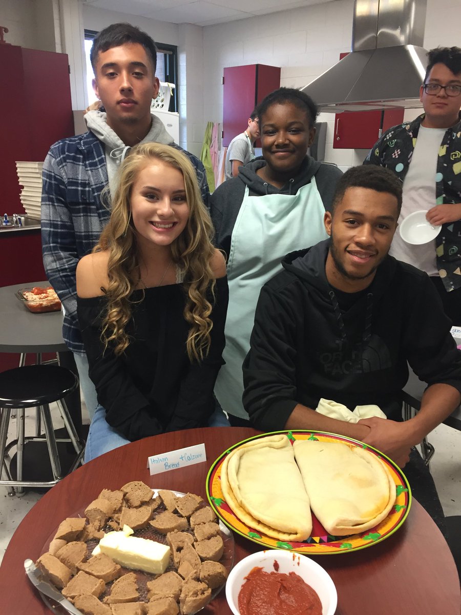 88Dchatman's tweet photo. PHS Global students have gone Italian #phsamazingcooks https://t.co/LfJ1whHmIT