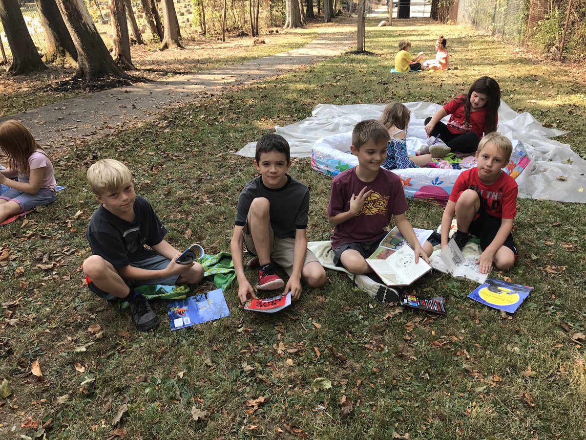 MrsAdams2ndGr's tweet photo. Reading on Lilly pads in our "pond" with buddies #Right2Readweek #read20 #hopintoreading #iluvourschool #WeRPrexies #bheleaders https://t.co/Wtw6aAzsoO