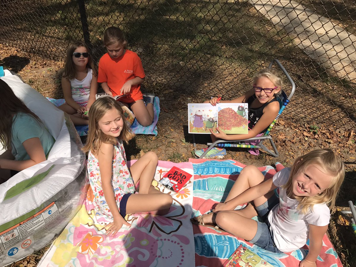 MrsAdams2ndGr's tweet photo. Reading on Lilly pads in our "pond" with buddies #Right2Readweek #read20 #hopintoreading #iluvourschool #WeRPrexies #bheleaders https://t.co/Wtw6aAzsoO