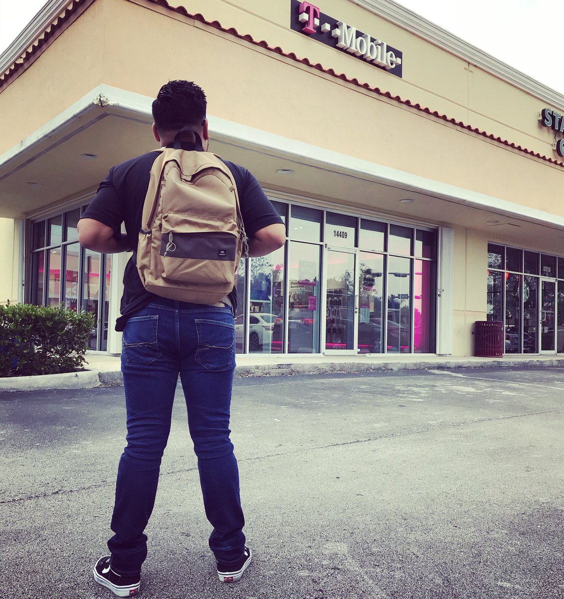 GuillermoLg28's tweet photo. #TheLand207 #Chapter2Ends #Chapter3Begins #MagentaLife❤️ #🐍Mentality #YouMadeMe #PayitForward #KeepWatching 😎 love my job https://t.co/dwUYPiN7ac