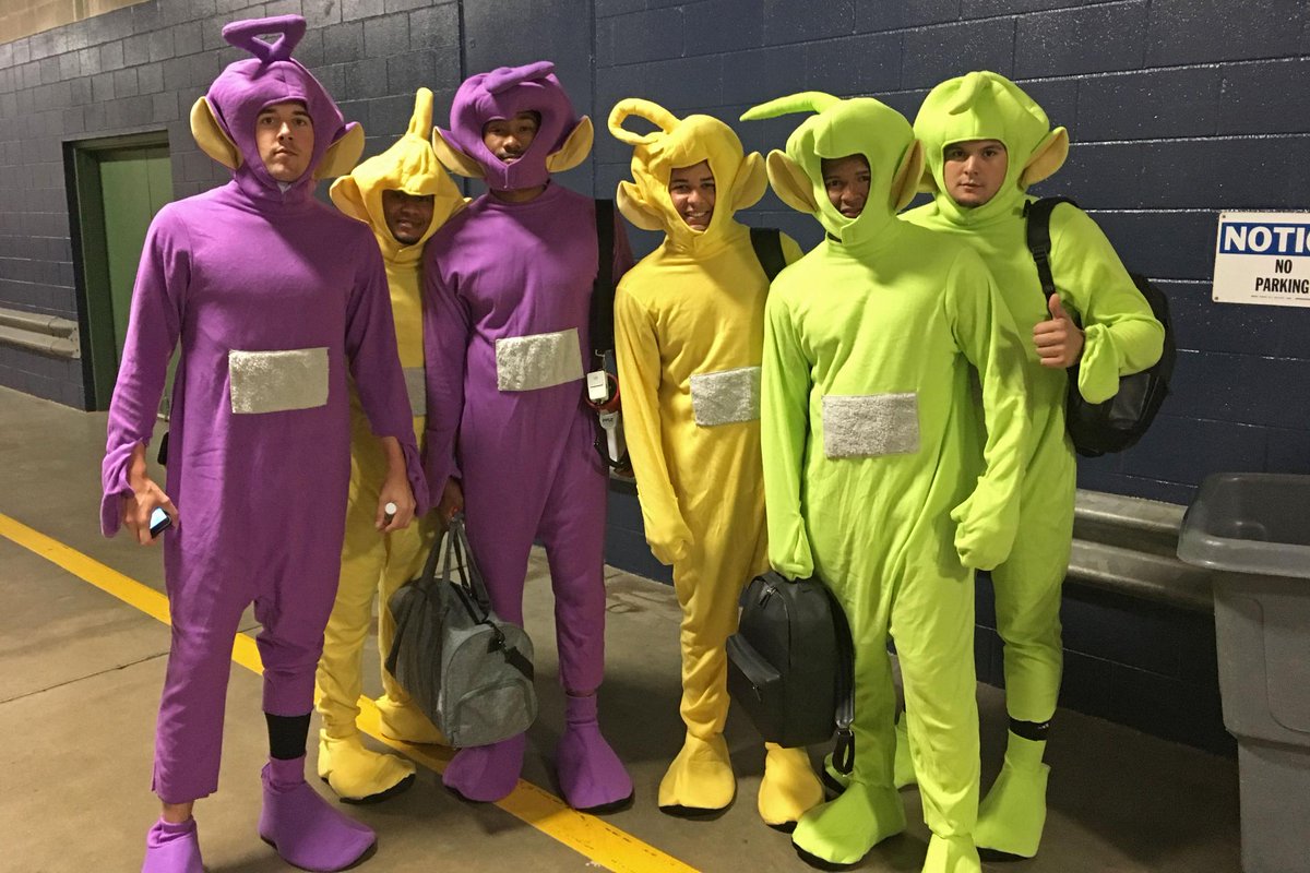 Reds's tweet photo. What the rookies are wearing to the Windy City. https://t.co/uqLc7Hg5bD