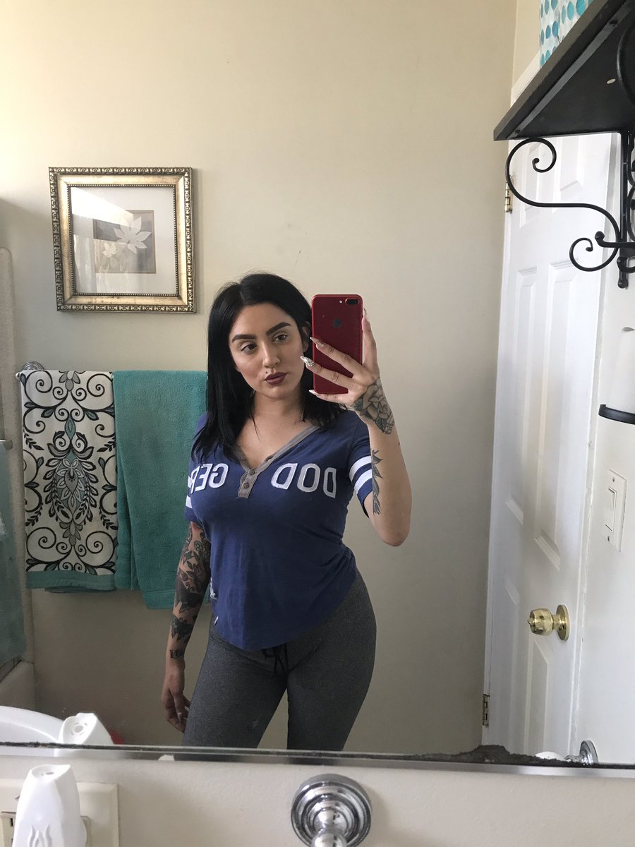 deeezus_'s tweet photo. #momswag 🤷🏻‍♀️ https://t.co/F8yULUQ9iT