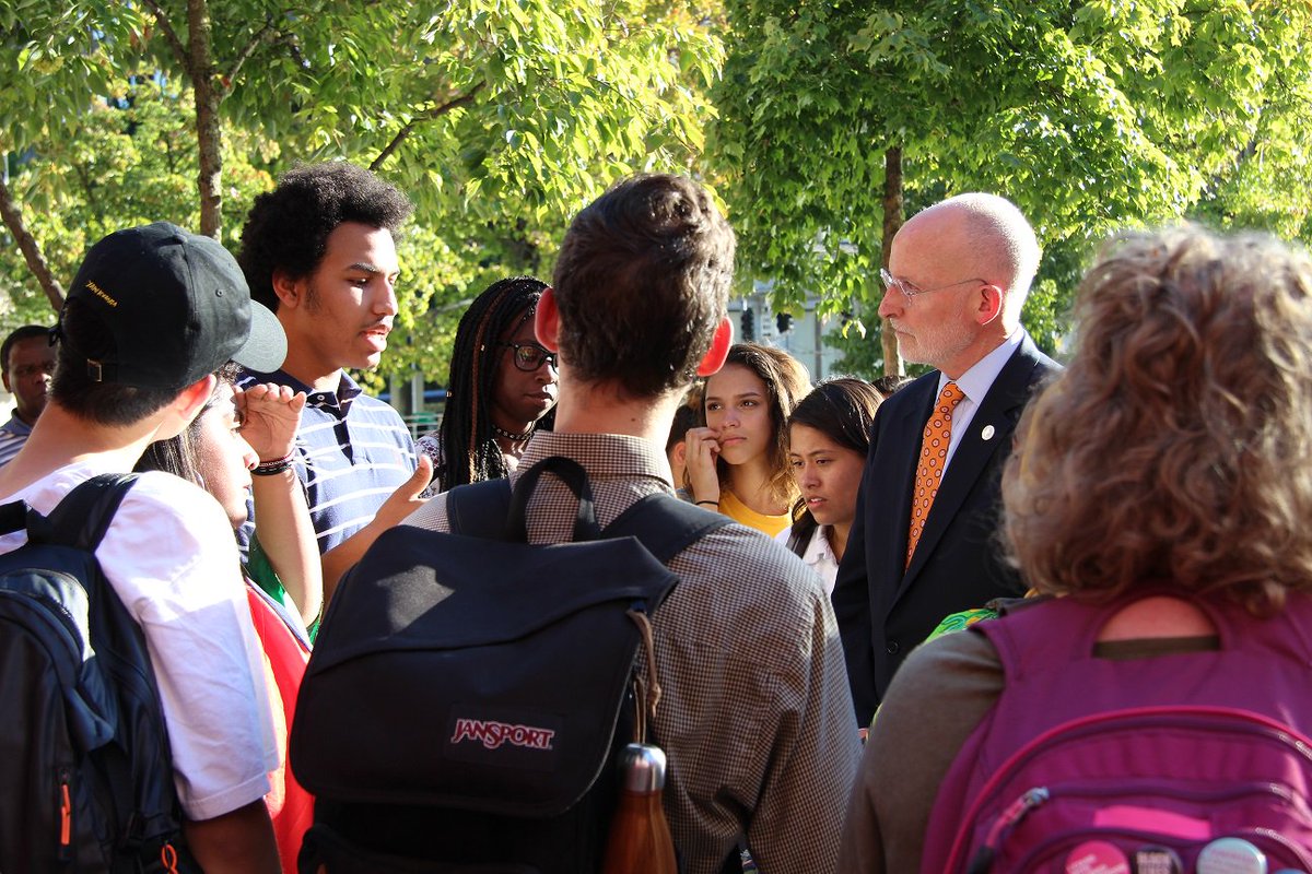 CityofSeattle's tweet image. Garfield, Rainier Beach &amp;amp; W Seattle students marched to City Hall for immigrant rights. The Mayor met them &amp;amp; shared words of encouragement