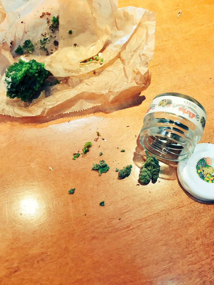 EvaCard's tweet image. Me trying to roll: can't tell what's matcha scone and what's weed 🙈