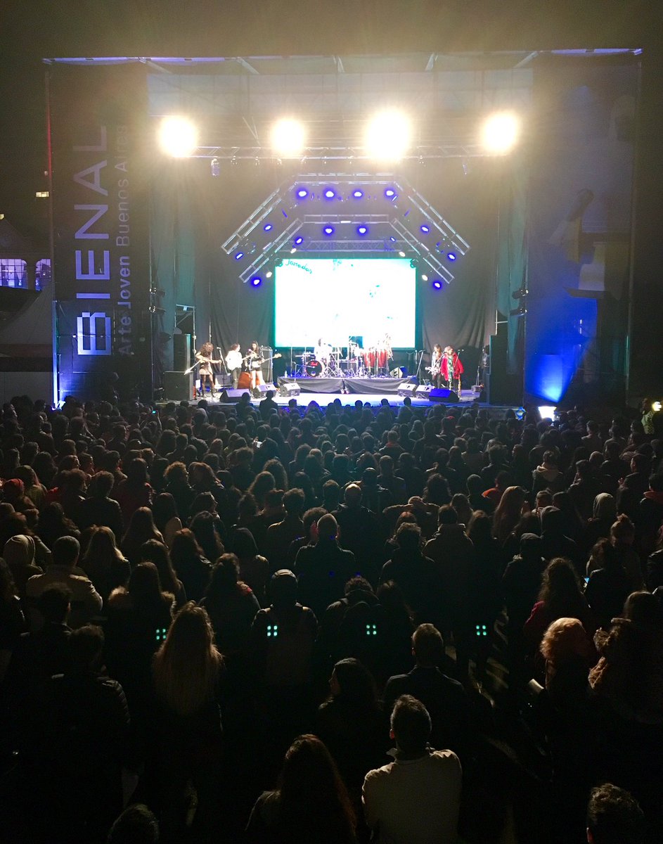 margaritabruzz's tweet photo. Terraza llena con Las Taradas en el Festival Bienal Arte Joven!  💃🏼🕺🏼
Cierre del 4to día #MuchoTodo
#BailaBienal @LasTaradasMusic https://t.co/rfc43PUJuo