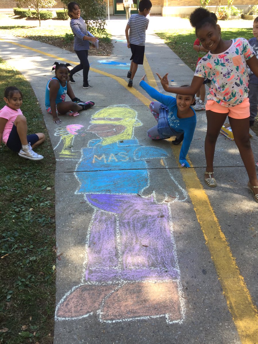 RobJanowitz_AP's tweet photo. Recess fun at MAS. #sidewalkchalk #funchoices #masnation #creativekids #wpschools #FUN!! https://t.co/GTiRkr5bdJ