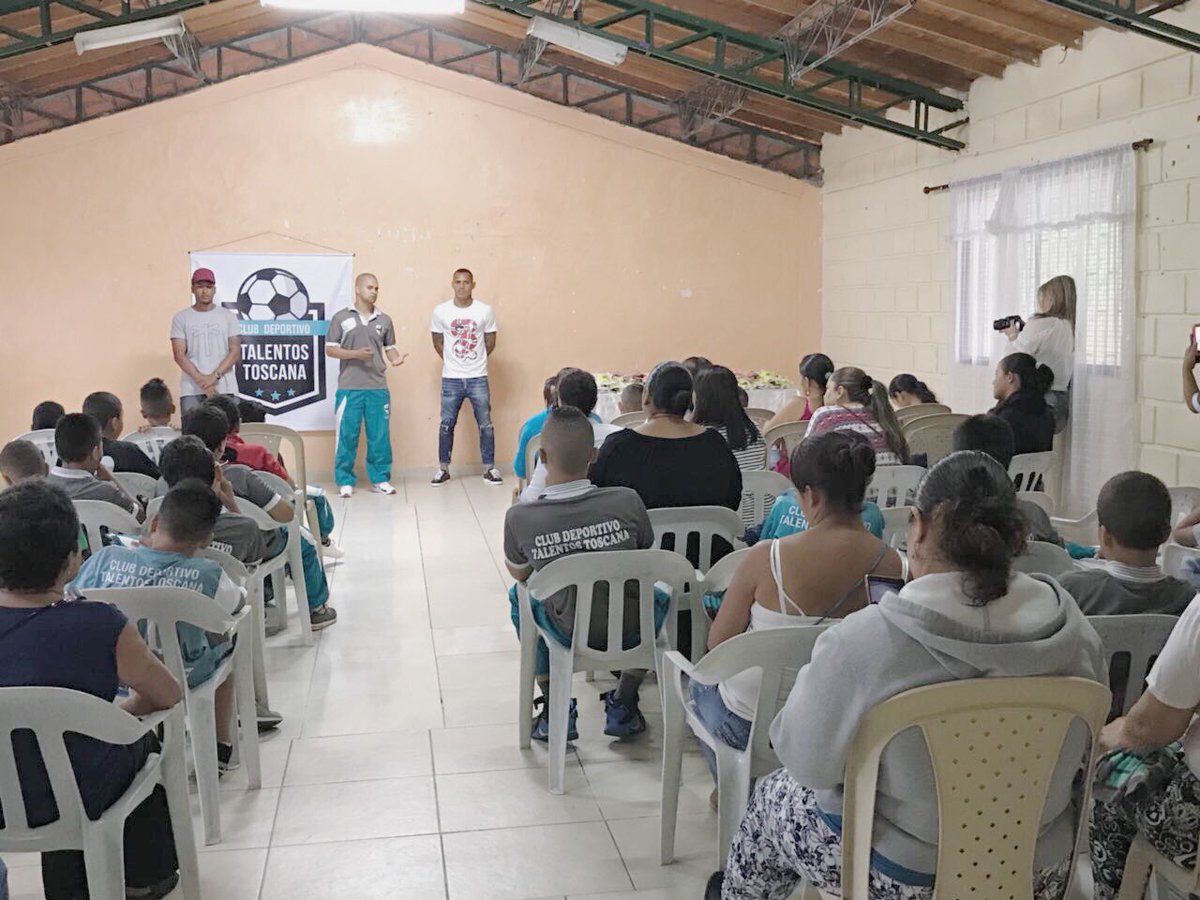 Qué bendición hablarles del deporte más lindo del mundo: El fútbol ¡Gracias por la invitación a Talentos Toscana! 🙏🏾⚽️