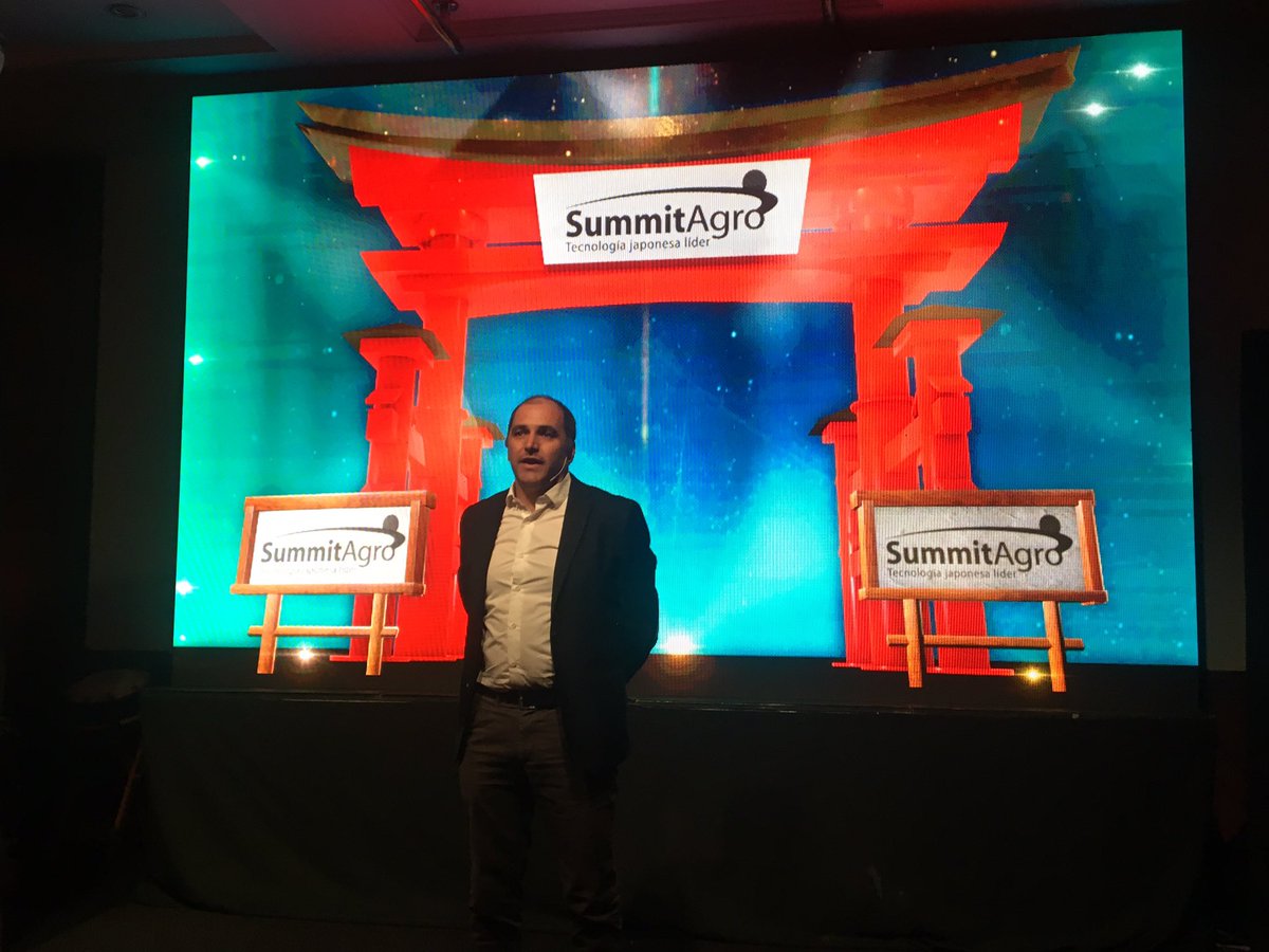 infocampoweb's tweet photo. #SummitAgro presenta #Axeev. Marcos Mares, vice de @SummitAgroAr "Estamos muy orgullosos de poder lanzar esta tecnología" https://t.co/41ANeZSCSH