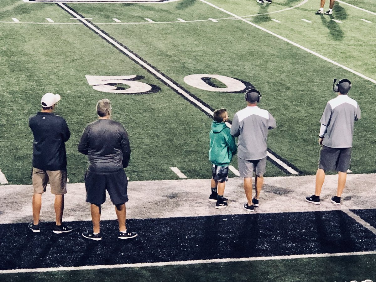capp_sarah's tweet photo. Watching my men and their boys of fall🏈❤️.
#vanburenpointers
#coacheswife
#meltsmyheart https://t.co/cSo8DjdYD4