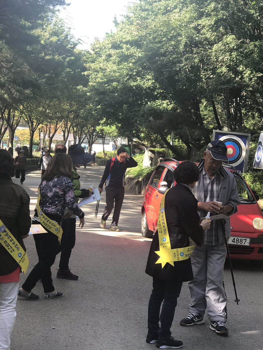 #성남시오늘은 쯔쯔가무시병 홍보의 날~ 
3개구 보건소 감염병팀에서는 남한산성 입구에서 오전 9시부터
10시30분까지 홍보중입니다. 
여러분! 진드기에 물리지 맙시다.  쯔쯔가무시병이 발생할 수 있어요^^.  일상생활 규칙을 잘 지켜보세요~