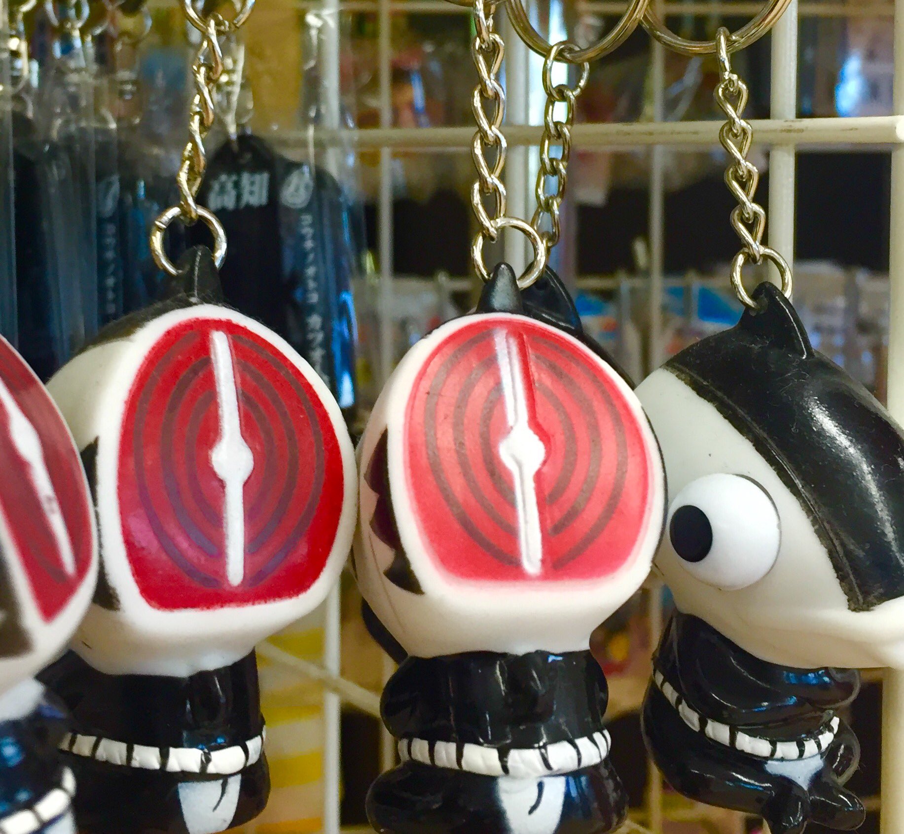 ট ইট র 佐久間レイ カツオ人間の後ろ姿を知ってるかい 高知龍馬空港の売店にはご当地キャラ カツオ人間 グッズが 前から見ても結構インパクト大だが 後ろ姿が 子供の頃に この着ぐるみに会ったら 間違いなく夢に出てうなされただろう T Co