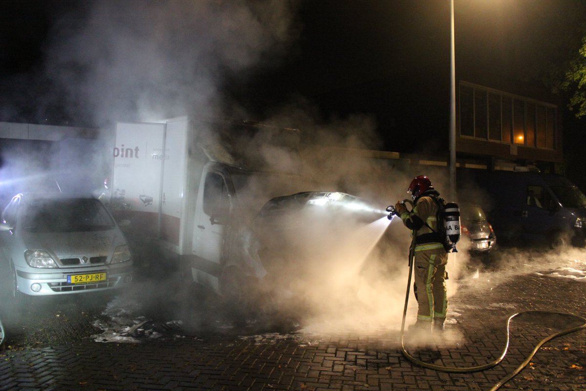 martindamen58's tweet photo. #Bestelbus Mercedes Benz Sprinter in #vlammen op in #Amsterdam noord. inmiddels de #34ste auto die dit jaar is uitgebrand in noord!Molenwijk https://t.co/fApQyMS2Cg
