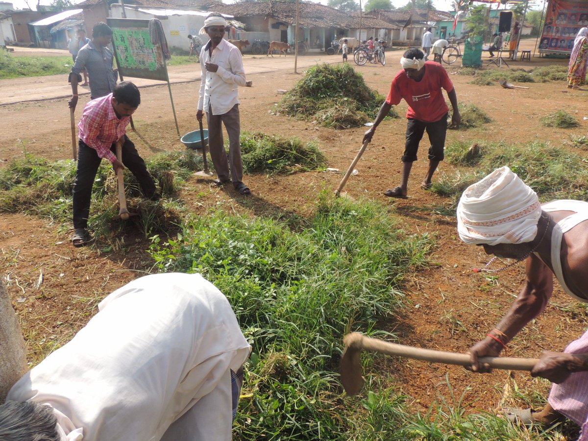 KshitijB15's tweet photo. " Swachata Hi Seva " Campaign at Rajnandgaon CG by community and Reliance Fou. towards making clean india  @kpsivaram, @CGAbhishekSingh https://t.co/EZ98jW7B2o