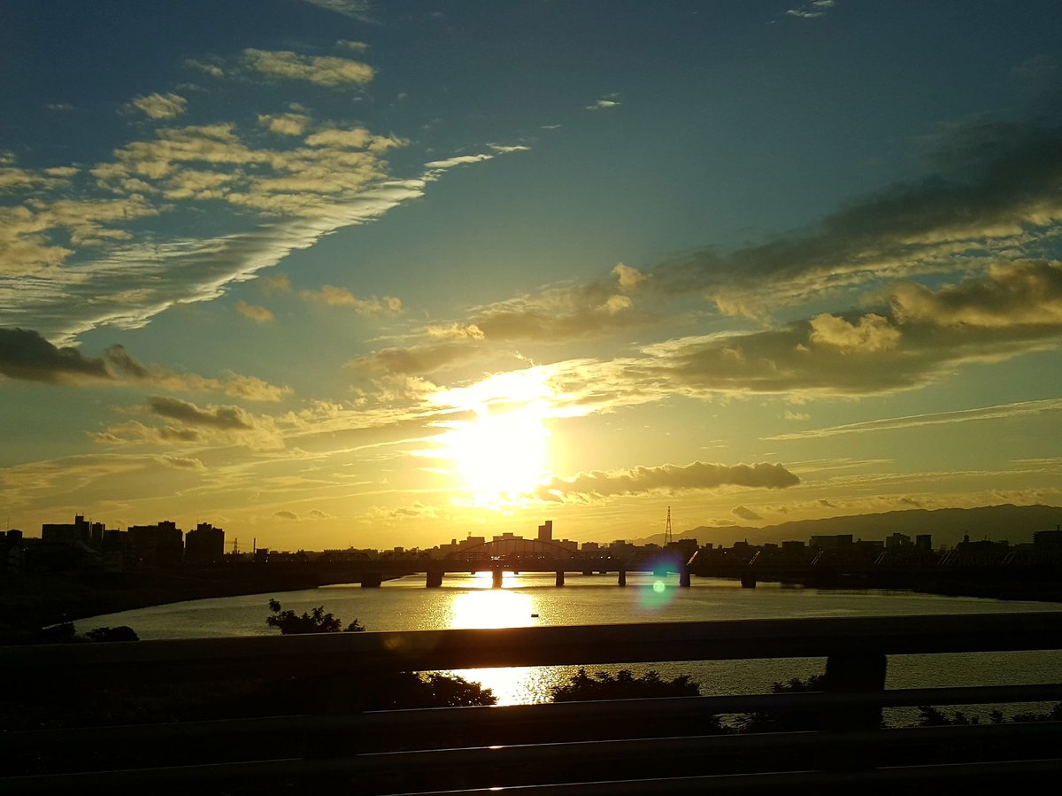 今日は富士山撮れなかったので、昨日、関テレの帰りに撮影した淀川の夕陽を(^^)
