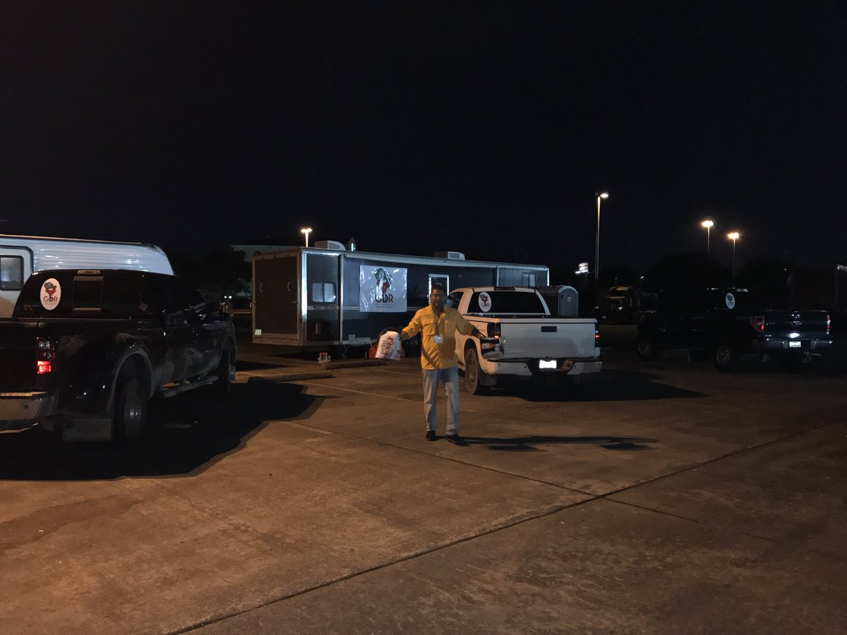 Clozer10's tweet photo. Helping Houston https://t.co/ygK9E03ehj