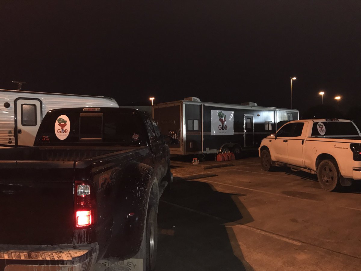 Clozer10's tweet photo. Helping Houston https://t.co/ygK9E03ehj