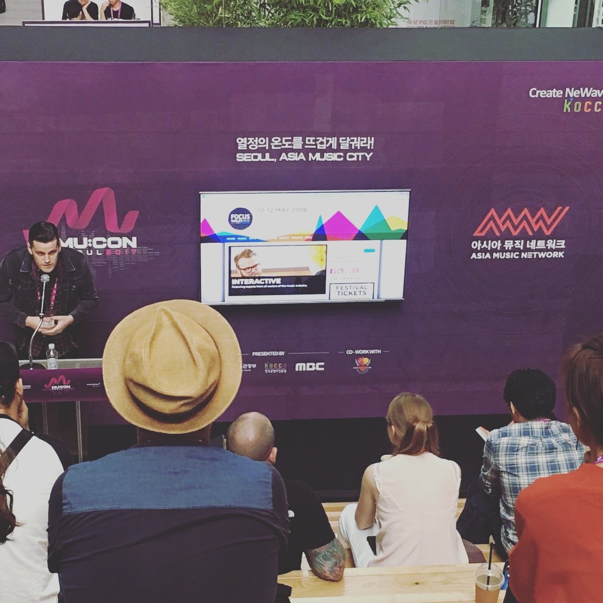 AndyJonesHQ's tweet photo. MU:CON was ace 👌 Now for @ZandariFesta 🇰🇷 #Festival #Seoul #Korea #MUCON2017 #zandarifesta2017 #FOCUSWales2018 @FocusWales https://t.co/UsHvYd5bpS