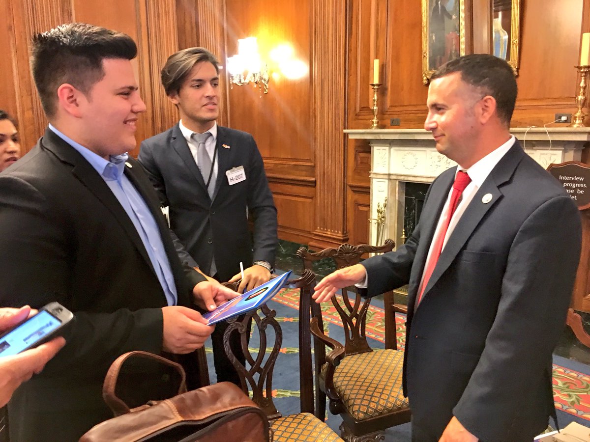 roxdelariva's tweet photo. Samuel Vilchez Santiago entrega un paquete al congresista Darren Soto de asuntos comunitarios que empoderan a minorías. #UnityOnCapitolHill https://t.co/7KEGFQqF1R