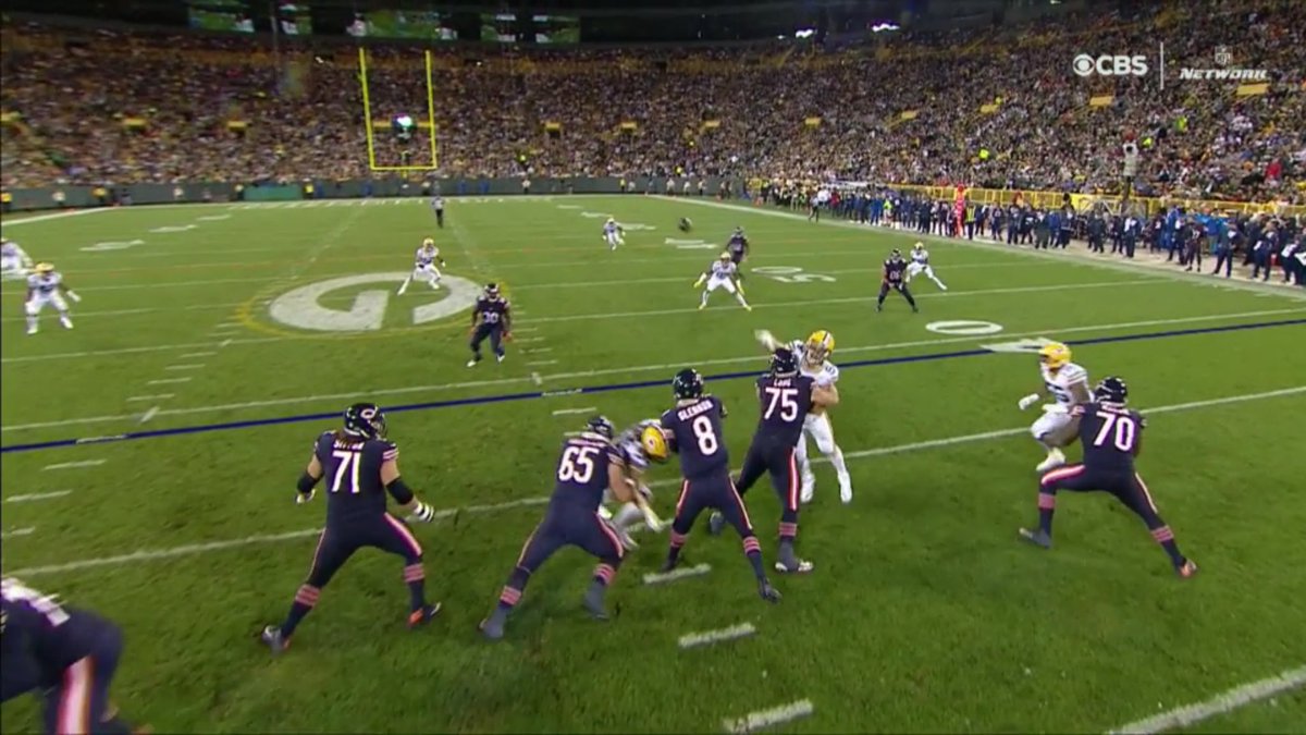 NickFerguson_25's tweet photo. Amazing hw these two OLineman failed to pickup outside looper 2 gv #Glennon clean pocket #Miscues #CHIvsGB @NFLonCBS @nflnetwork #TNF https://t.co/UZ99HUFdXn