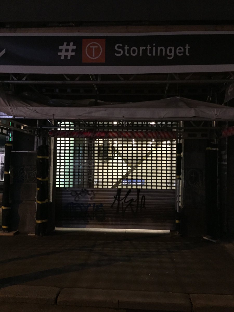 humus's tweet photo. God morgen @Tbanen - nå er Stortinget stasjon låst igjen. https://t.co/Y49zYJB31b