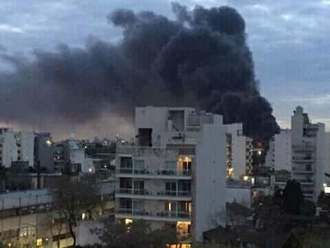FiremaniaBras's tweet photo. Algunas de la fotos sobre el incendio de los 5 vagones en desuso del tren de la línea Mitre. https://t.co/aEUDqpB8rn