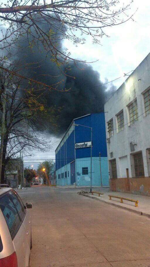 FiremaniaBras's tweet photo. Así empezaba a propagarse el incendio de los 5 vagones en desuso del tren de la línea Mitre. https://t.co/UXQH3I5FMK