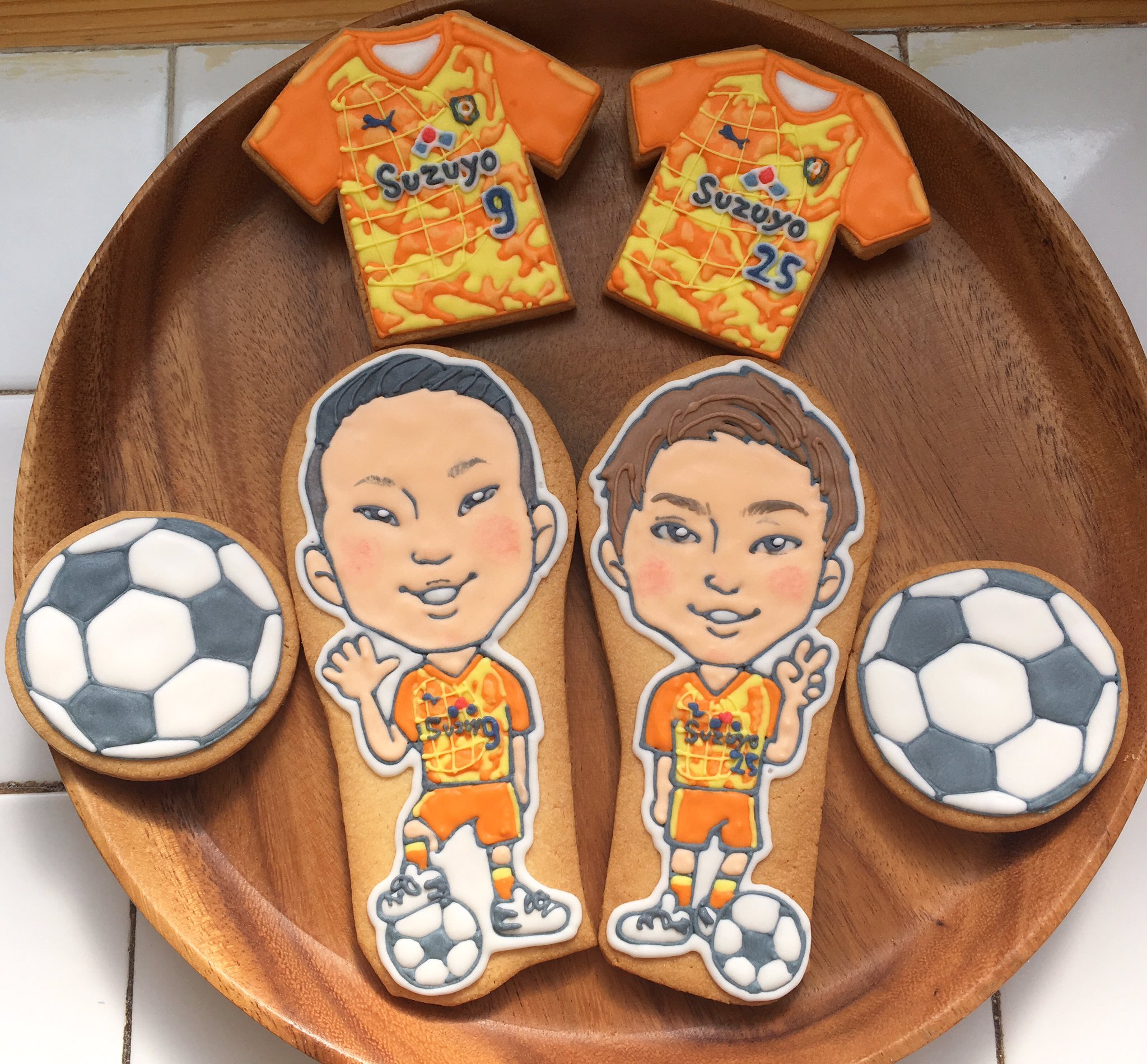 サン ヴェルジェ クリスマスのケーキに毎日頭を悩ませております アイシングクッキーのご紹介です 清水エスパルスの鄭大世選手と松原后選手の全身似顔絵アイシングクッキー エスパルスのユニフォーム 複雑すぎます ありがとうございました