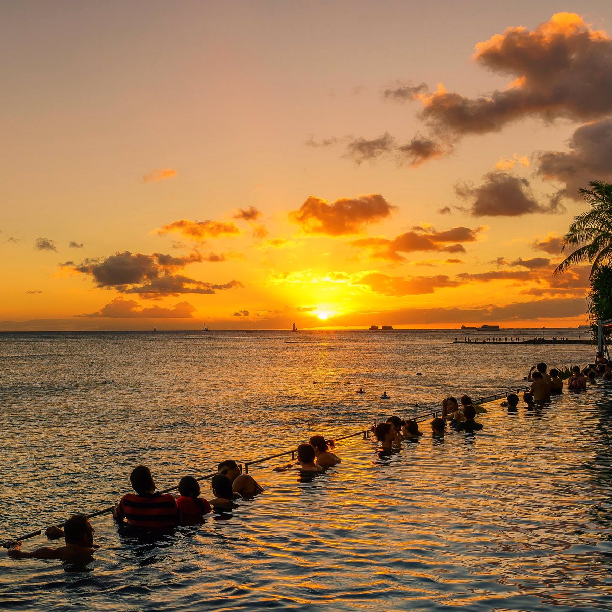 The weekend is on the horizon. Yay!! 🌅😍

#SheratonWaikiki #Waikiki #Honolulu #Hawaii #InfinityEdgePool #InfinityPool #sunset 🏝☀️🌺🌴