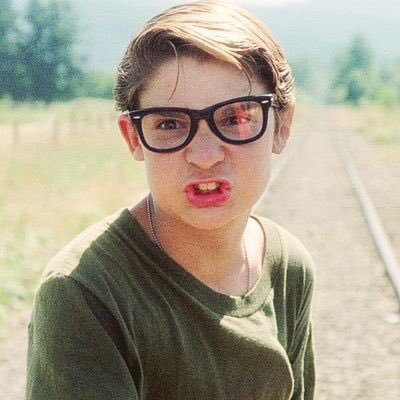 Jörg Heisen ar Twitter: “『スタンド・バイ・ミー』よりコリー・フェルドマン演じるテディ・デュシャン。  メガネといえばのび太や魔太郎的ギークなイメージしかなかった我々に「好戦的なメガネ」という新鮮なキャラクター像を見せつけた。  #映画で印象に残っているメガネ ...