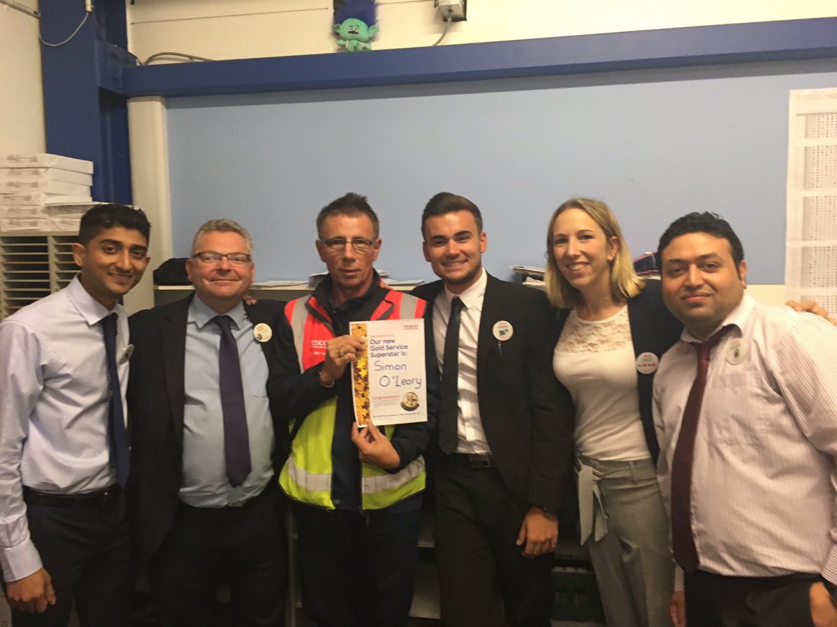 Congratulations to Simon O'Leary, Slough Extra's new Gold Service Superstar! <a href="/jlingard1989/">James Lingard</a> @TashHammond <a href="/CharlieRTesco/">Charlie Rowe</a>
