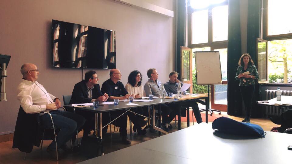 Debat about burnout w/ scientific autorities. A. Bakker, A. Van Dam, H. De Witte, E. Demerouti, J. Hakanen &amp; W. Schaufeli  #SGM #eawop