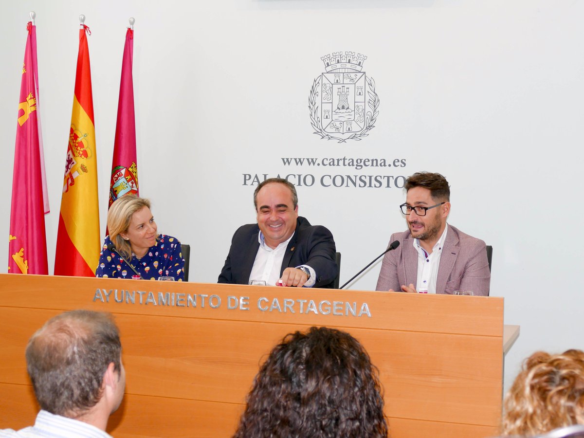 psoe_ct's tweet photo. El alcalde en funciones, @JPedroTorralba, anuncia la renovación del césped del Estadio Municipal #Cartagonova @FCCartagena_efs #Fútbol https://t.co/8keLu5hLeL