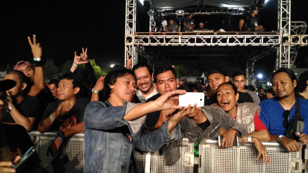 Artise dijak foto bareng ro penontone #JogjaRockArta