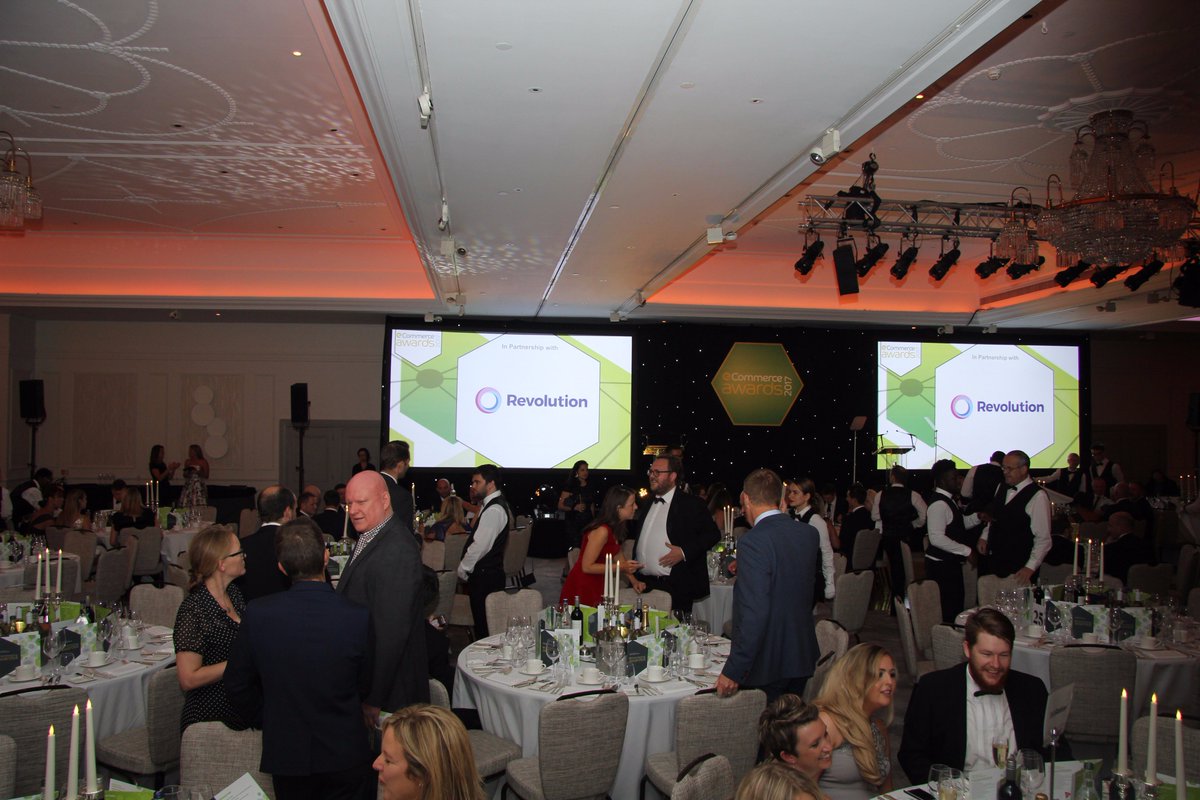 Oneworldxpress's tweet photo. Thank you @eCommAwardsLDN for having us, team OWE had a fantastic evening!! #ecommerceawards2017 #london #ecommerce #oneworldexpress https://t.co/0T8O82ockU