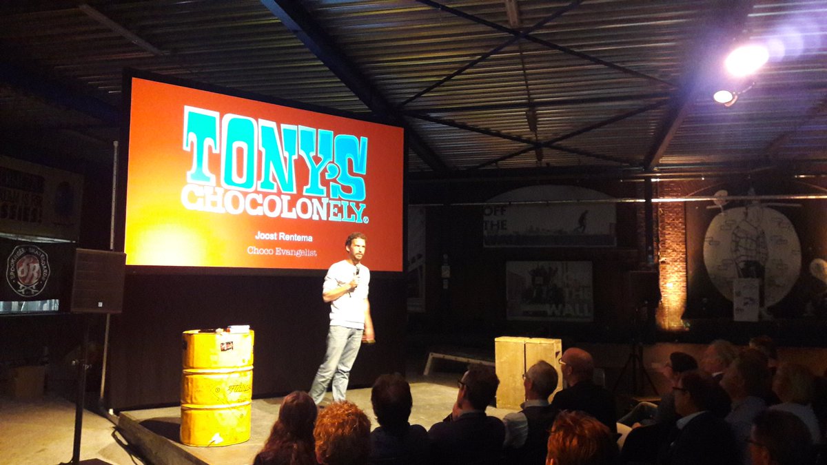 Leuk! @joostrentema van <a href="/TonyChocolonely/">tonyschocolonely</a> sluit de awarduitreiking af. #dearfuture